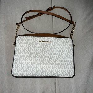 Michael Kors Cross body purse 💗